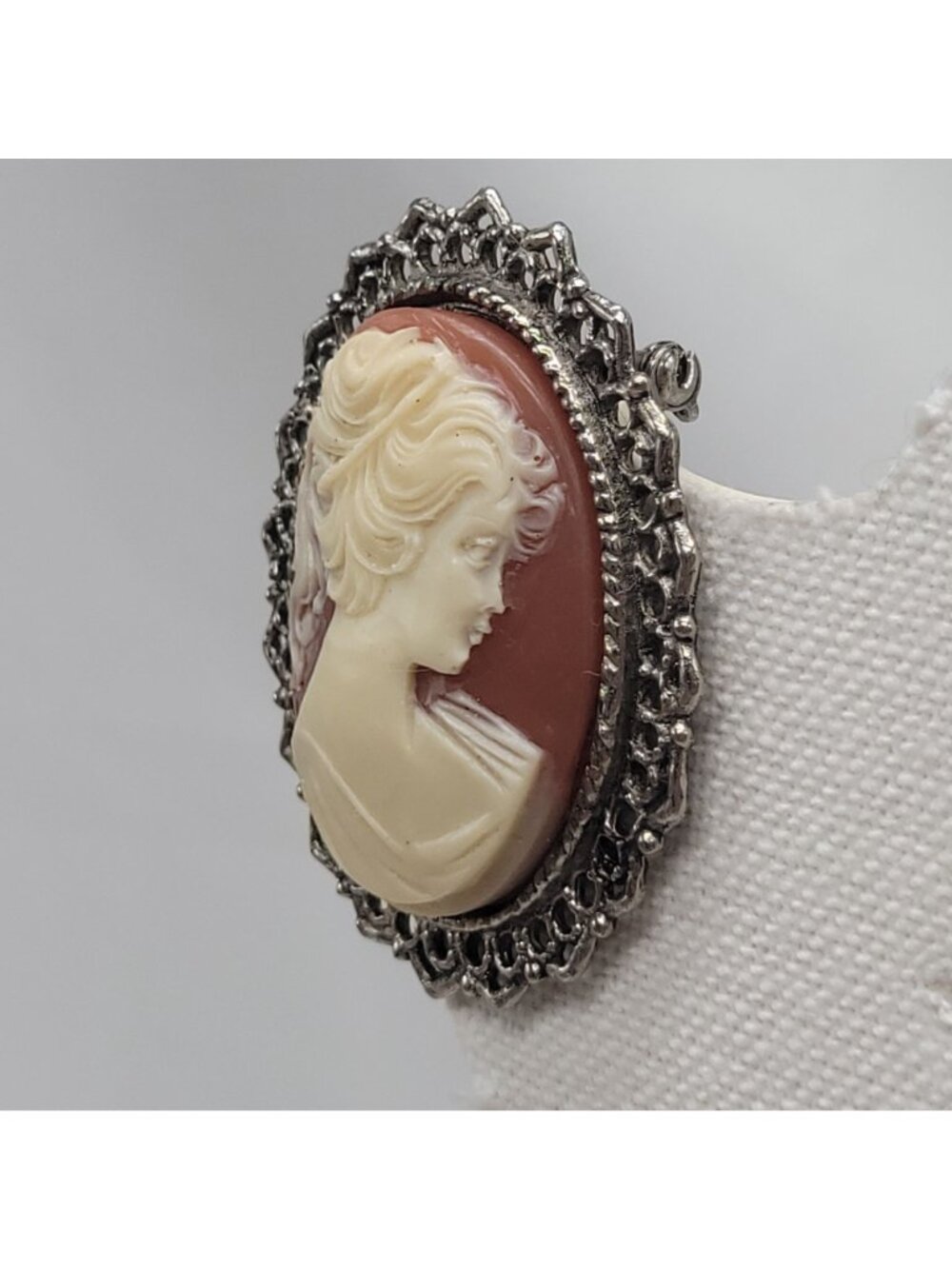 Vtg Cameo Brooch Ornate Silver-Tone Frame Victorian Revival Portrait Pin Oval El - Picture 5 of 8